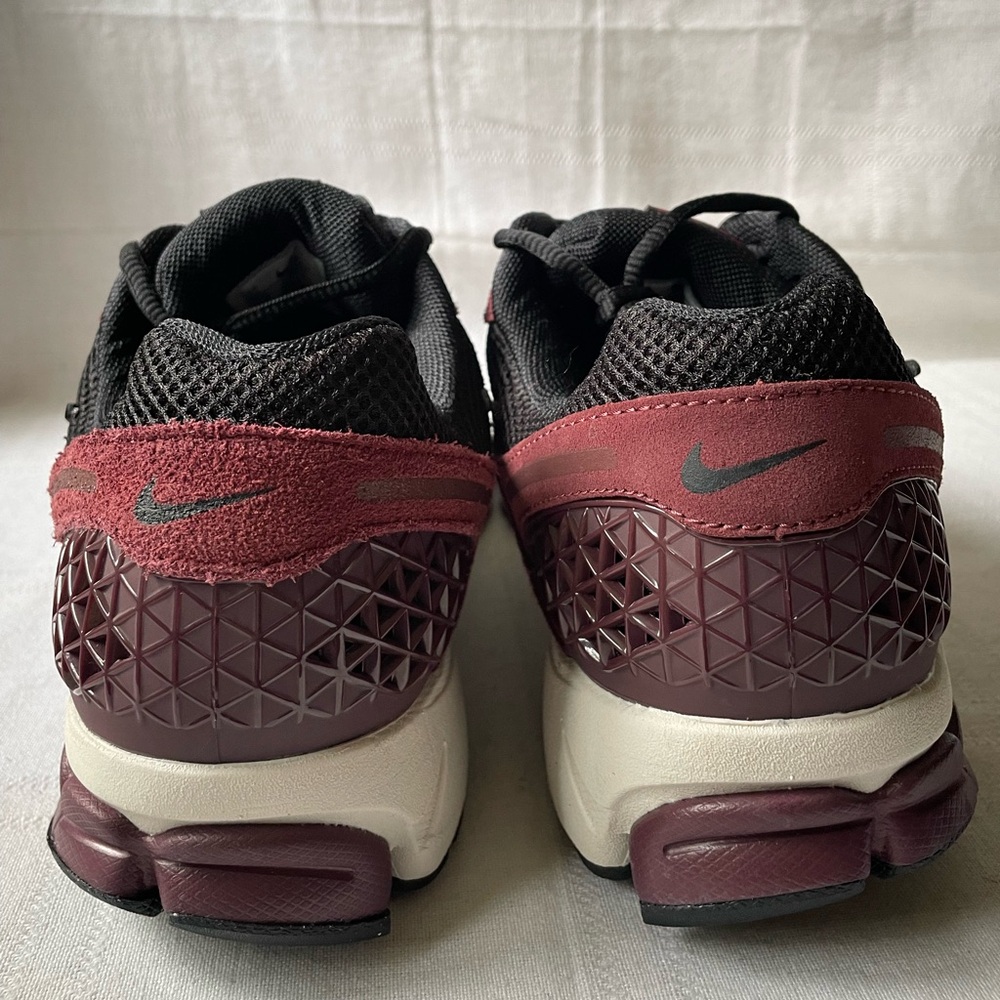 Nike Zoom Vomero 5 Dark Team Red White Black Sneakers Men's Size 11 HF1553-601 - Picture 4 of 8